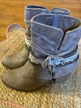 Jellypop Fedora Boho Slouch Ankle Boots Taupe Lace Chain Detail Women Size 9M